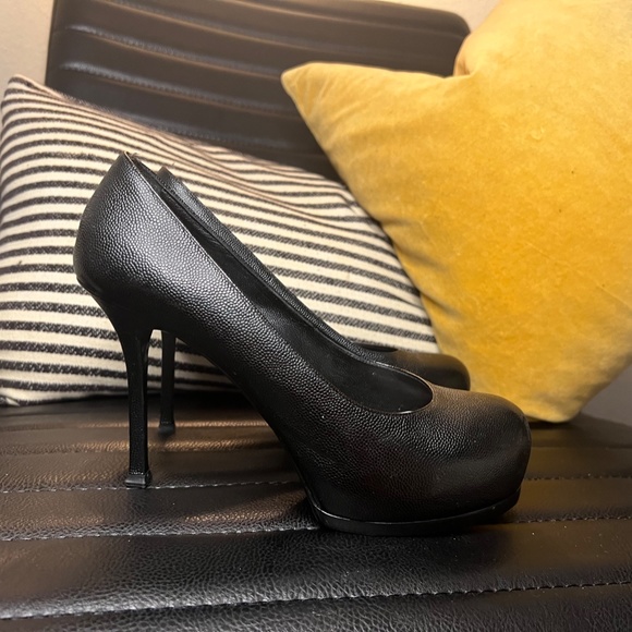 YSL Saint Laurent pebbled leather tribute two covered platform heeled pump. - Picture 2 of 7